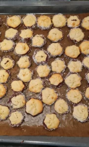 blech mit selbstgebackenen plätzchen